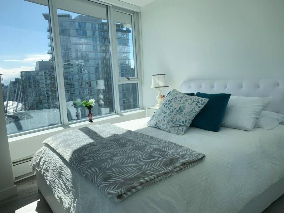 Downtown 3Br/2Ba+Views+Skytrain+Free Parking Apartment Vancouver Exterior photo