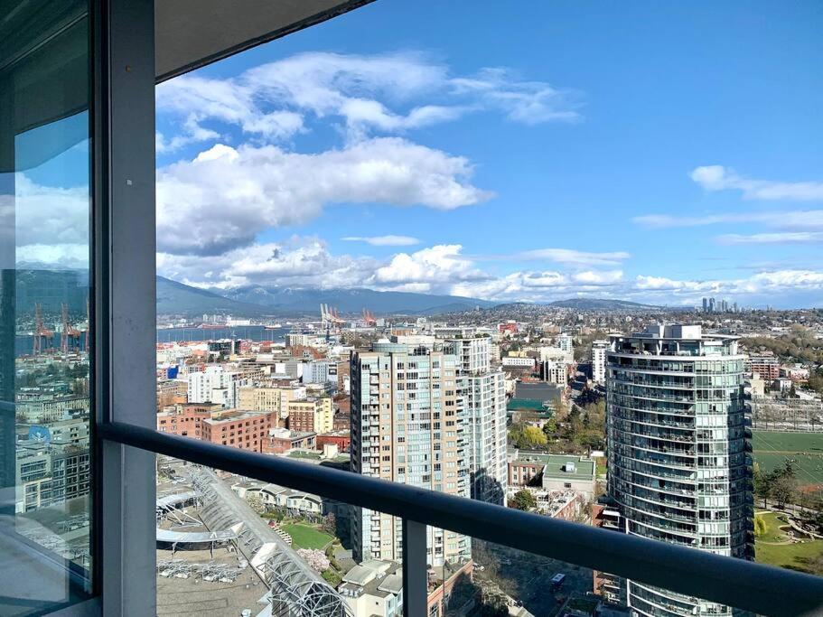 Downtown 3Br/2Ba+Views+Skytrain+Free Parking Apartment Vancouver Exterior photo