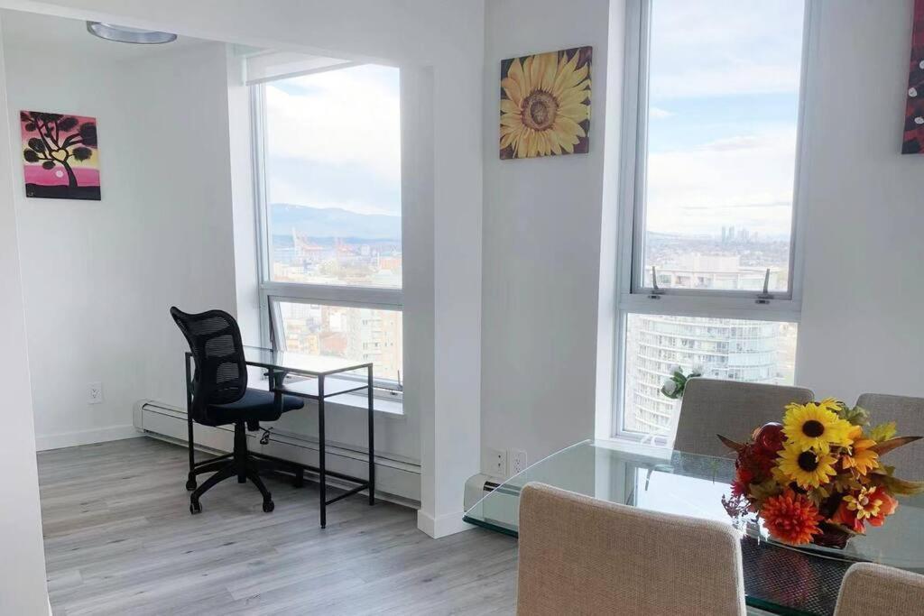 Downtown 3Br/2Ba+Views+Skytrain+Free Parking Apartment Vancouver Exterior photo