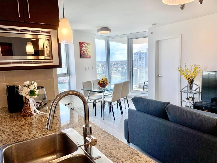 Downtown 3Br/2Ba+Views+Skytrain+Free Parking Apartment Vancouver Exterior photo