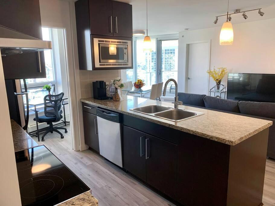 Downtown 3Br/2Ba+Views+Skytrain+Free Parking Apartment Vancouver Exterior photo