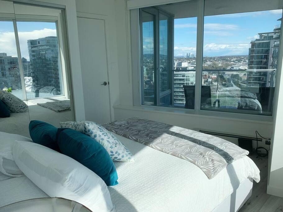 Downtown 3Br/2Ba+Views+Skytrain+Free Parking Apartment Vancouver Exterior photo