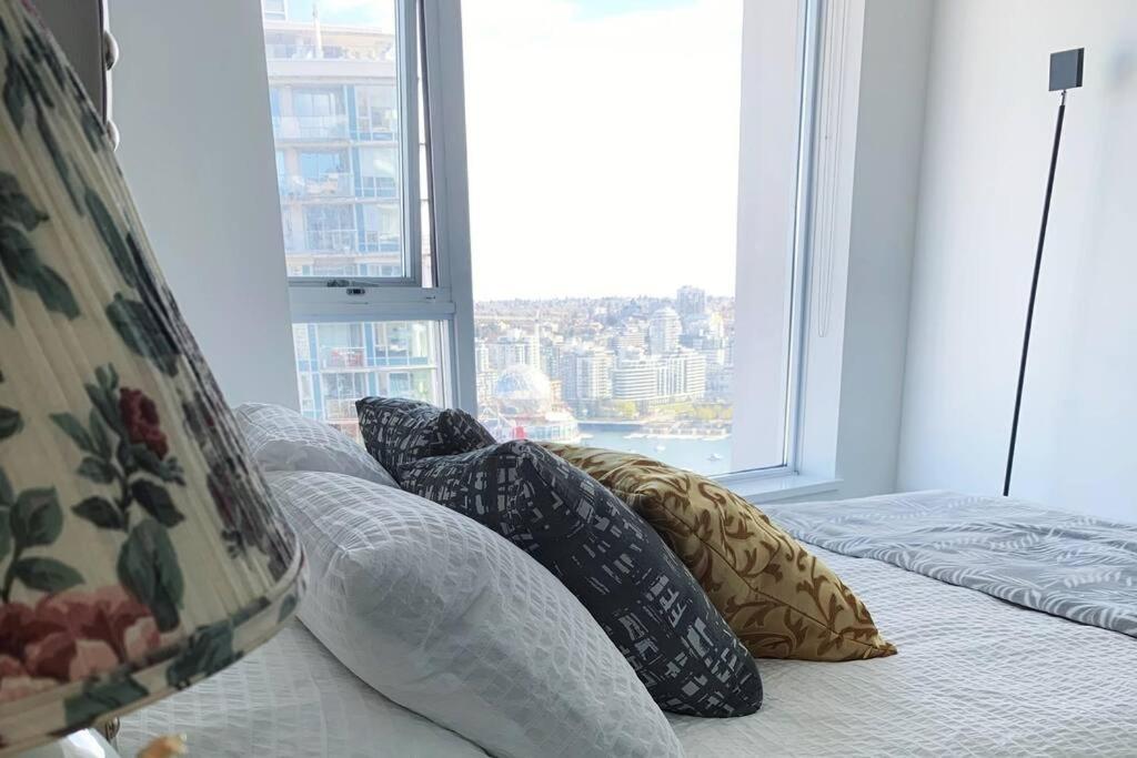 Downtown 3Br/2Ba+Views+Skytrain+Free Parking Apartment Vancouver Exterior photo