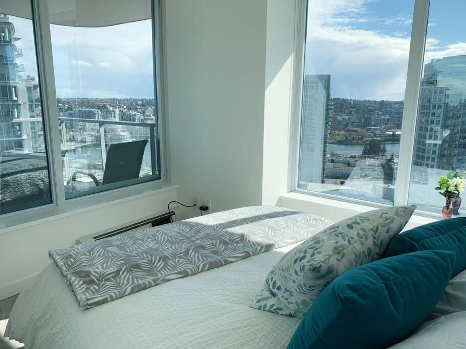 Downtown 3Br/2Ba+Views+Skytrain+Free Parking Apartment Vancouver Exterior photo