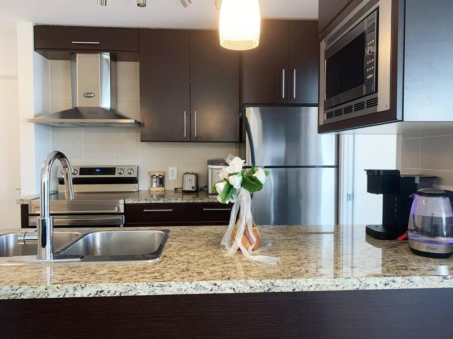 Downtown 3Br/2Ba+Views+Skytrain+Free Parking Apartment Vancouver Exterior photo