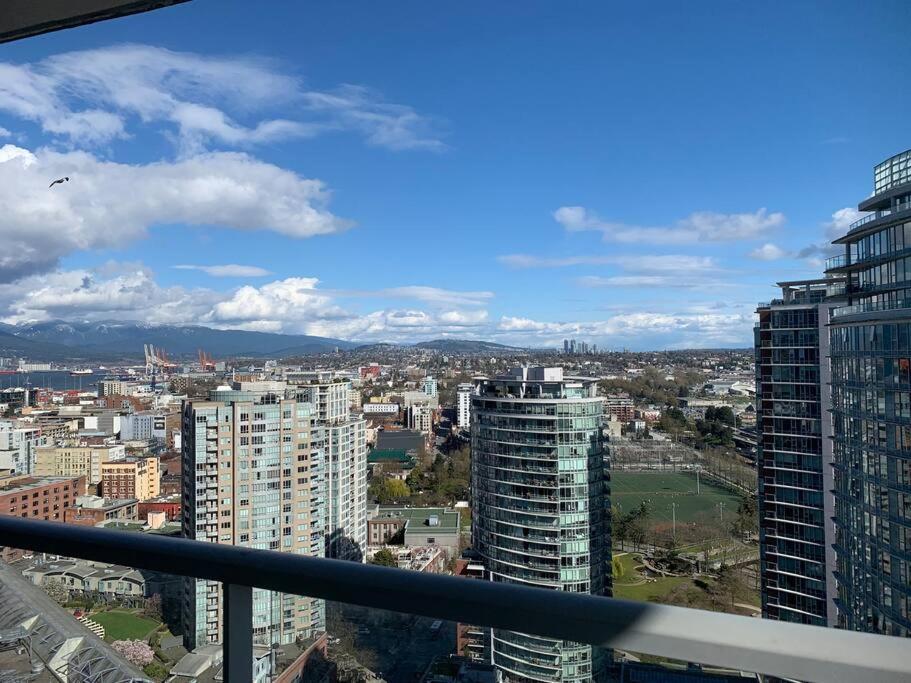 Downtown 3Br/2Ba+Views+Skytrain+Free Parking Apartment Vancouver Exterior photo